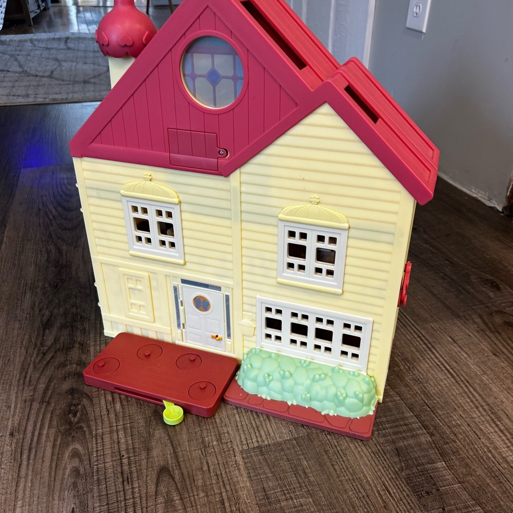 Full size Bluey house with lights and sounds